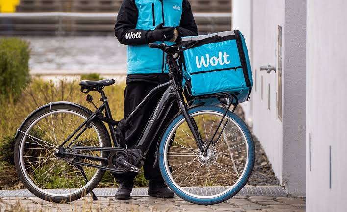 Wolt dostavljač s biciklom i Wolt torbom — Split